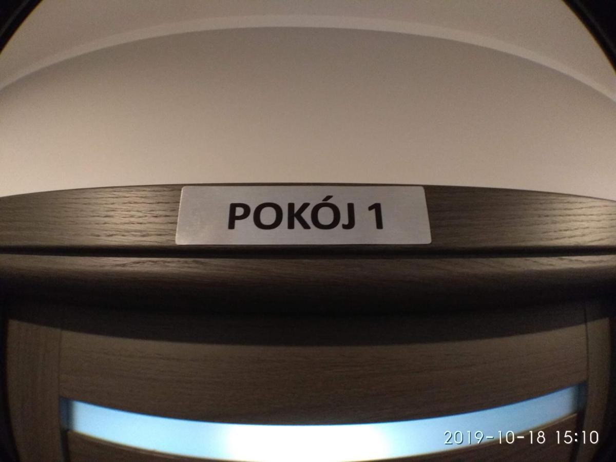2120 Przyjazni 4 - Tanie Pokoje - Samodzielne Zameldowanie - Self Check In ポズナン エクステリア 写真
